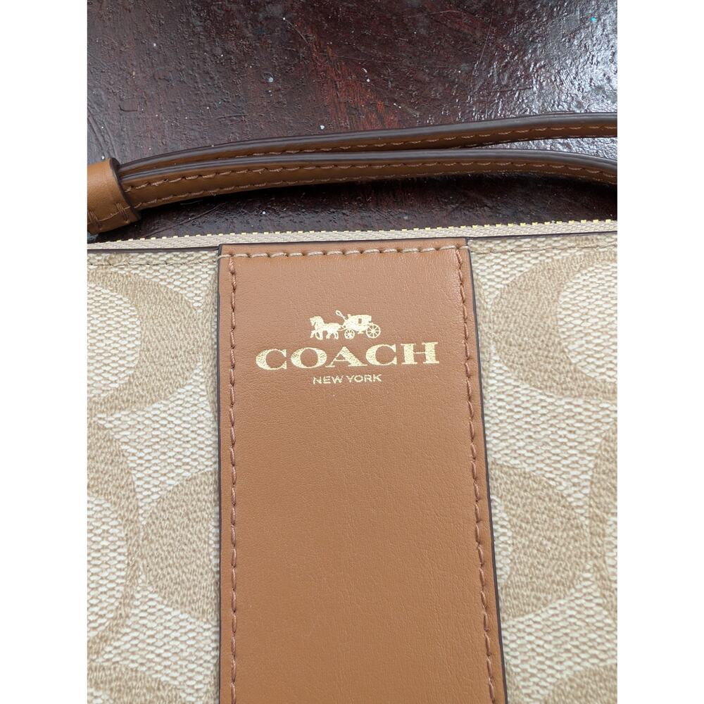 NWOT! COACH! FAWN BROWN/TAN GENUINE LEATHER, TAN & CREAM MONOGRAM WRISTLET! - Picture 4 of 10